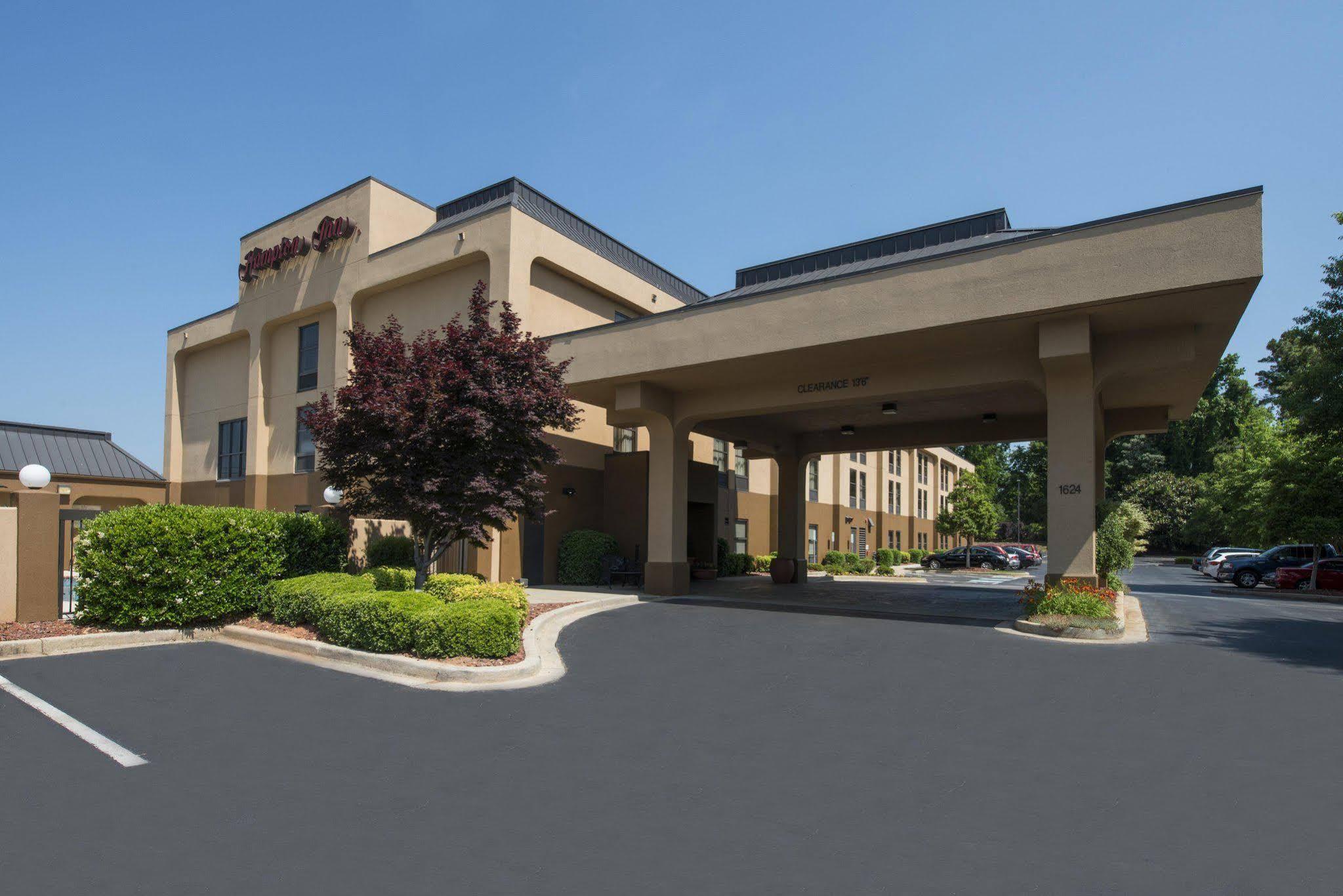 Hampton Inn Гринвуд Экстерьер фото